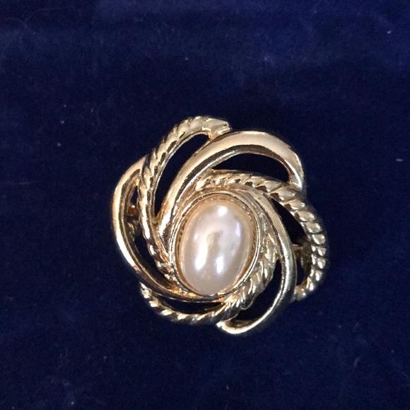 Jewelry - Vintage Brooch Pin Gold Colored With Faux Pearl